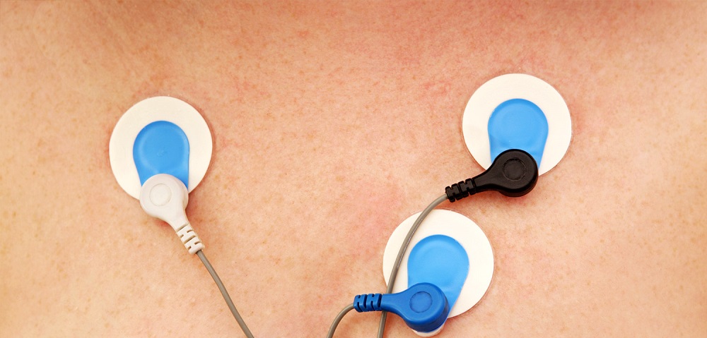قرار دادن الکترود ها روی بدن برای نصب هولتر